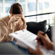 Жена в депресия на преглед при специалист